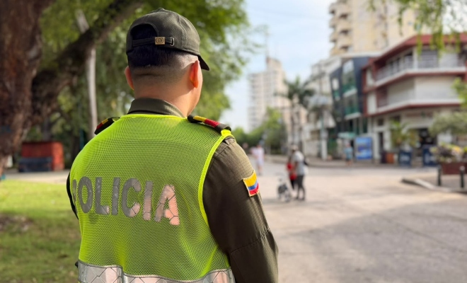 Auxiliar de polic&iacute;a prestando servicio de acompa&ntilde;amiento en la ciclorruta