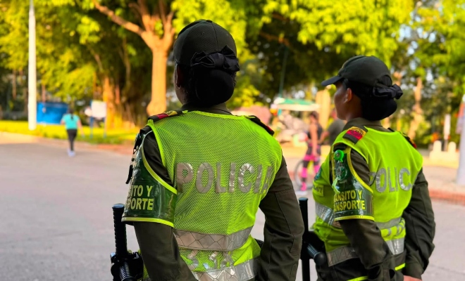 Dos señoritas auxiliares de policía prestando servicio de acompañamiento en la ciclorruta