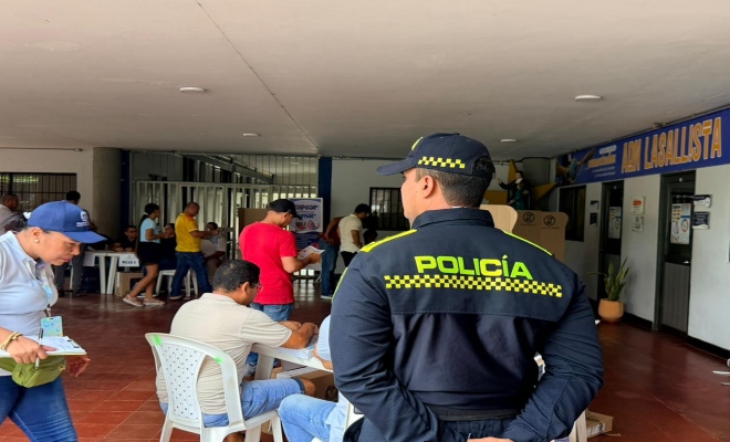 un uniformado prestando seguridad en puesto de votación en la ciudad de Montería 