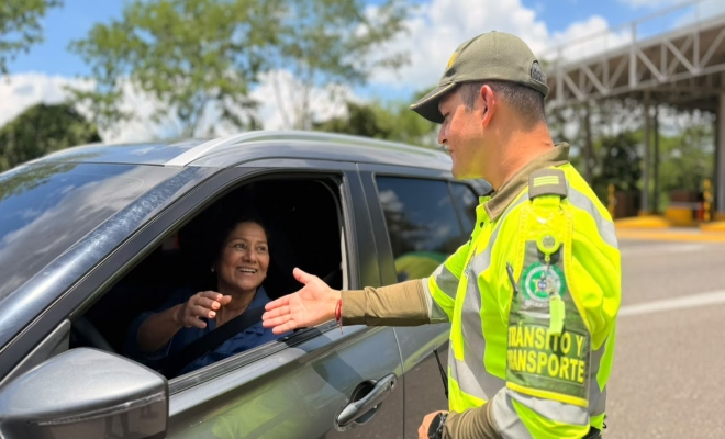 un uniformado adscrito a la seccional de transito y trasporte de la ciudad de montería saluda a una ciudadana  