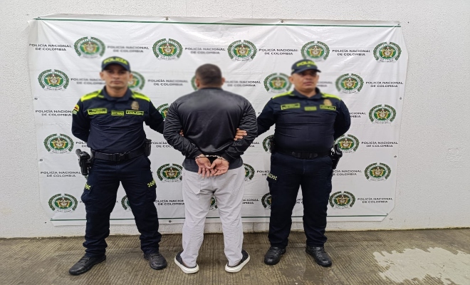 dos uniformados con una persona capturada por el delito de Lesiones Personales