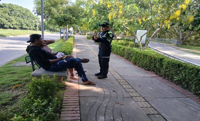 un policía brindando recomendaciones de autoprotección 