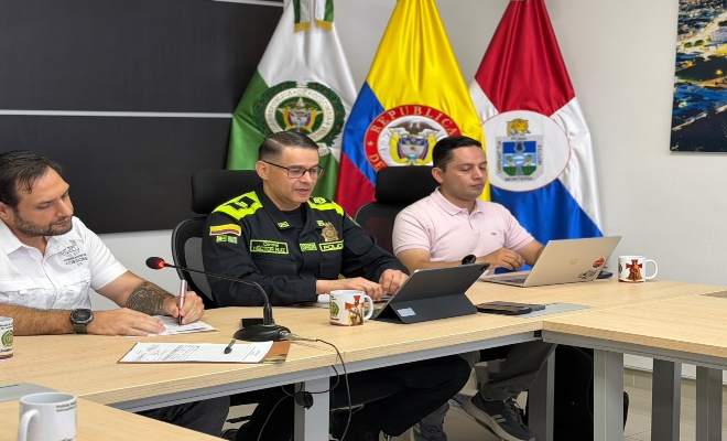 el se&ntilde;or coronel H&eacute;ctor Ruiz Arias comandante de la polic&iacute;a Metropolitana de Monter&iacute;a con dos funcionarios de la gobernaci&oacute;n de  C&oacute;rdoba en el Puesto de Mando Unificado en la ciudad de monter&iacute;a    