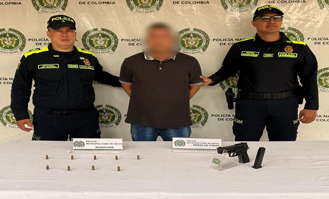 Dos polic&iacute;as, un capturado y con un arma de fuego incautada