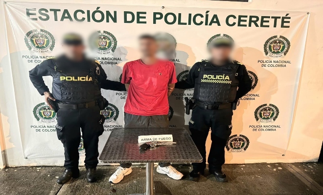 dos uniformados de la Policía nacional con una persona capturada delito de fabricación, tráfico, porte o tenencia de armas de fuego, accesorios, partes o municiones