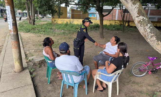 Ciudadanía recibiendo tips de seguridad por parte de la policía