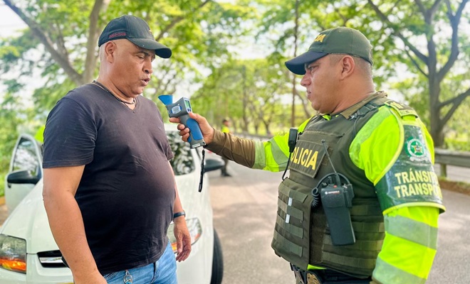 Policía de tránsito con un ciudadano