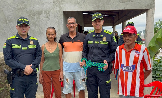 policía con la ciudadania