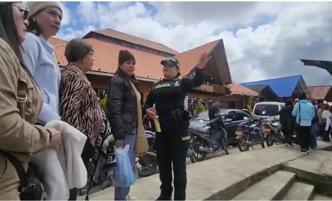 3 ciudadanos y una policía en el atractivo turistico la cocha  