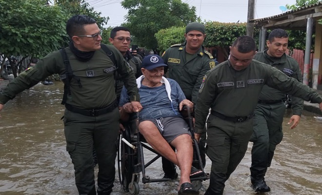 Policías cargando a ciudadano de la tercera edad 