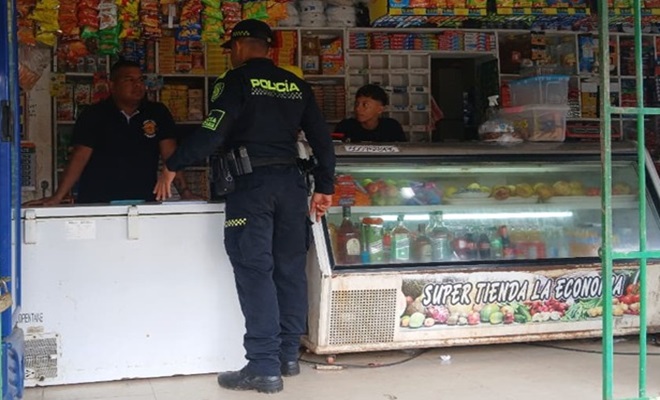 Policía brindando seguridad a la comunidad