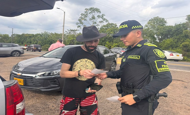 Policía entregando volante informativo a un turista