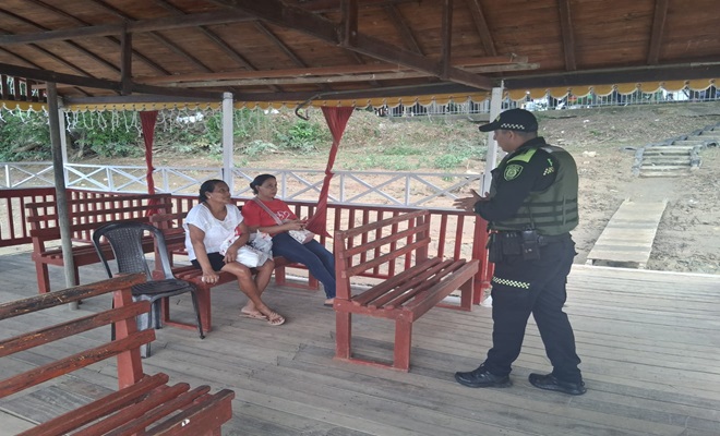 policias con turistas en el río sinú