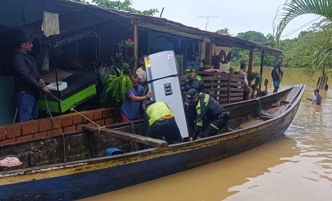 Policías transportan enseres en canoa