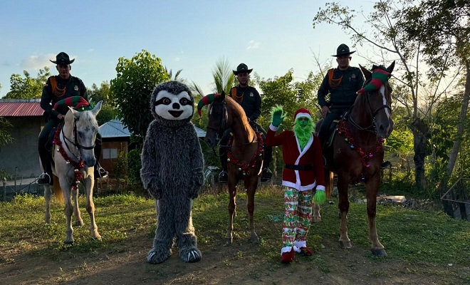 policías montados en caballos