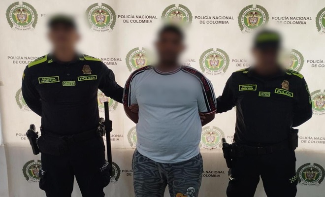 Policías y una persona capturada