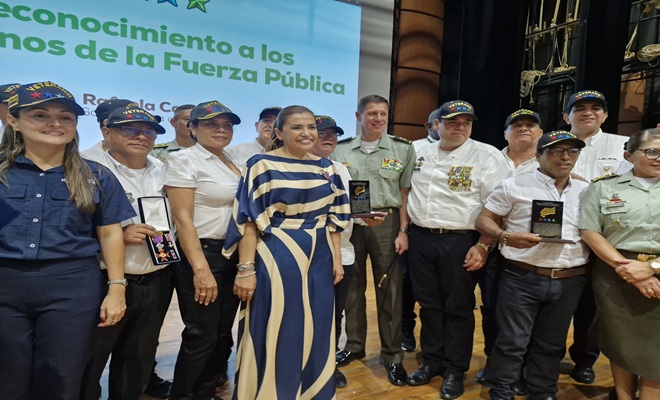 Polic&iacute;as veteranos y activos junto a la se&ntilde;ora gobernadora del Meta