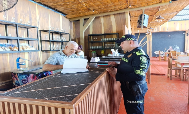 Un Funcionario policial dialoga con la comunidad sobre estrategias de prevenci&oacute;n y corresponsabilidad en la seguridad ciudadana.