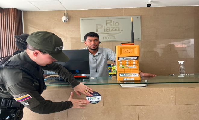 una uniformada adscrita a Gaula con un ciudadano en campaña de prevención yo no pago yo denuncio en la ciudad de montería 