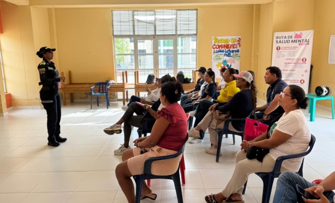 un polic&iacute;a en un auditorio y once personas recibiendo charla sobre violencia basada en genero en la ciudad de monter&iacute;a 