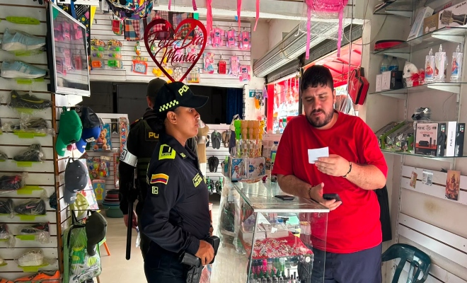 una funcionaria de la policía nacional Prevención al hurto en el parque principal de San Carlos