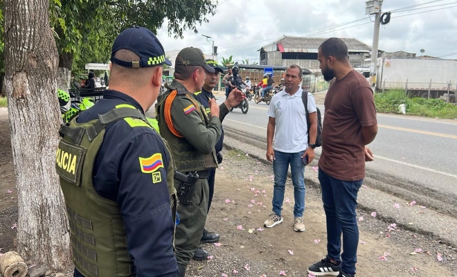 policías y comunidad brindando recomendaciones de seguridad 