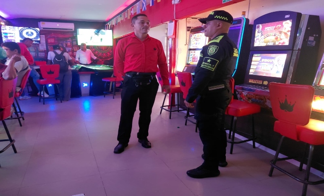 un policía brindando recomendaciones de seguridad 