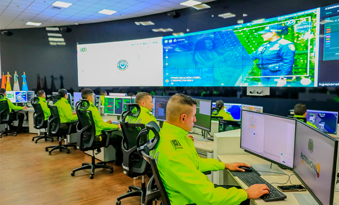 Personal del Centro Cibern&eacute;tico Policial realizando verificaciones en los entornos digitales.