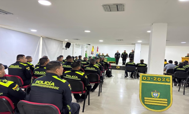 varios uniformados reunidos en recinto cerrado 