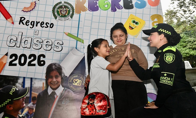 Polic&iacute;a de infancia con una menor en el regreso a clases, las acompa&ntilde;a la madre de la menor 