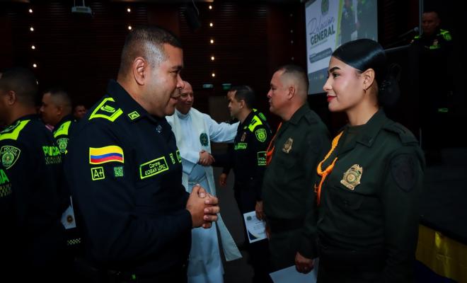 El coronel López entrega un reconocimiento al personal destacado de enero