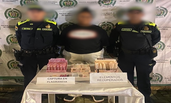 dos uniformados con una ciudadana capturada por el delito de hurto en el centro de la ciudad de Monter&iacute;a