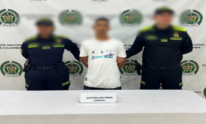 dos funcionarios policiales con un ciudadanos capturado por el delito de de tráfico, fabricación o porte de sustancias estupefacientes