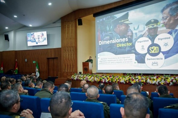 Reunión Director General con señores generales y coroneles 