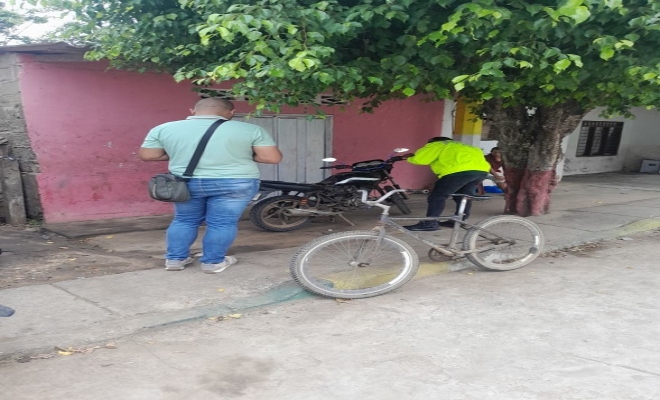 Uniformados ejerciendo control a comercio 