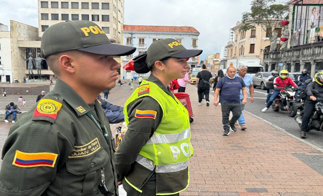dos auxiliares de policías, varios ciudadanos en moto, varios apartamentos 