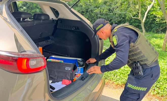 Funcionario policial realizando registro a vehículo