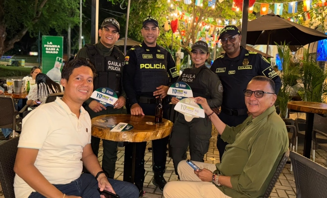Dos ciudadanos junto a cuatro funcionarios policiales sonriendo mirando a la c&aacute;mara 