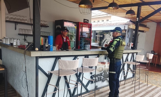 Funcionario policial en local comercial con un ciudadano