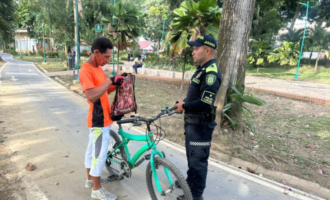 Funcionario policial realizando actividad de registro a un ciudadano en el parque ronda del Sinú 