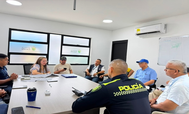 Un uniformado en reunión con  ocho personas  