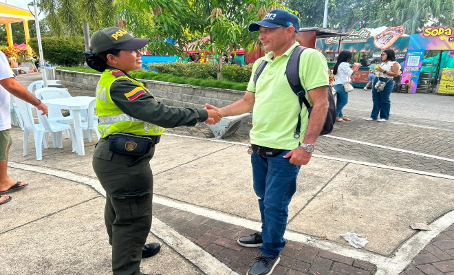 una funcionaria de la polic&iacute;a nacional saludando a un ciudadano en el municipio de cerete 