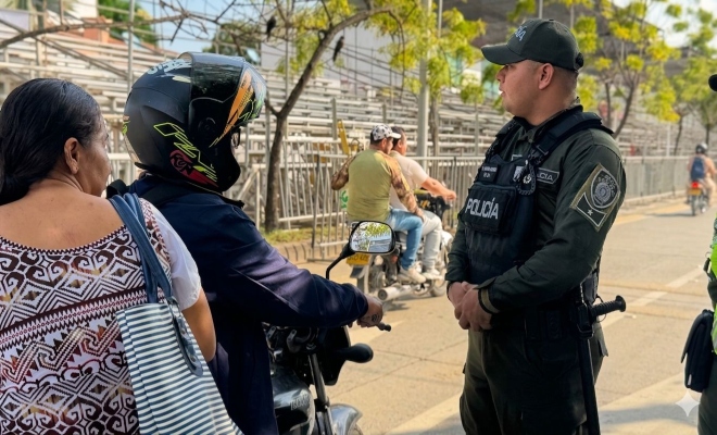 Un uniformado adelanta labores de vigilancia y prevención para garantizar unas fiestas seguras en Montería.