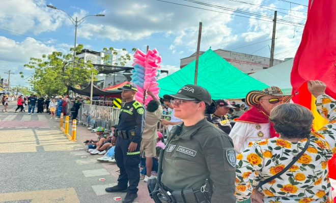dos uniformados en vía principal garantizando seguridad en la gran parada folclórica 
