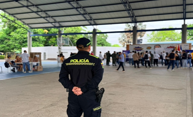 un uniformado en servicio elecciones presidenciales en el montería 