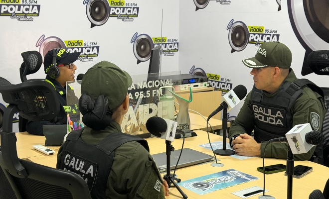 tres uniformados participan en un espacio radial para difundir acciones preventivas y recomendaciones de seguridad a la comunidad