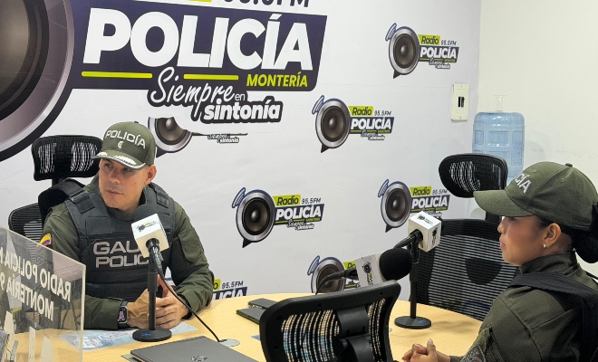 dos uniformados hablando sobre acciones preventivas en la radio