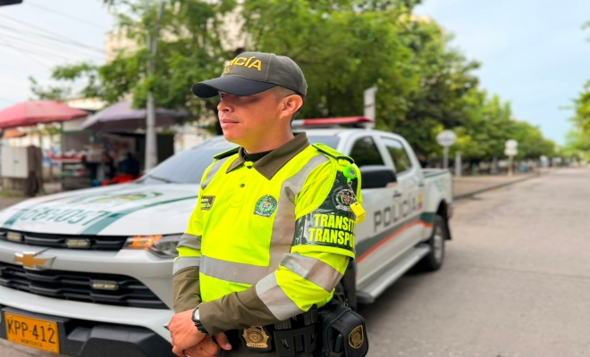 un funcionario adscrito a  transito y trasporte de la metropolitana de san jerónimo de montería acompañando a propios y visitantes en la ciudad de montería   