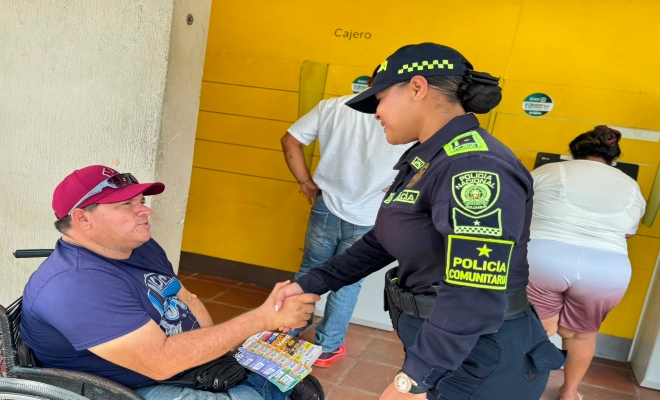 un policía brindando seguridad a la comunidad 
