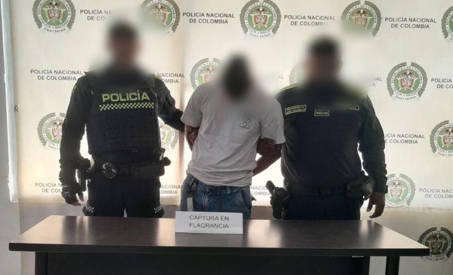 dos uniformados con una persona capturada por el delito de violencia intrafamiliar en la ciudad de montería